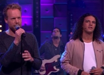 ali b en diggy dex tijdens optreden