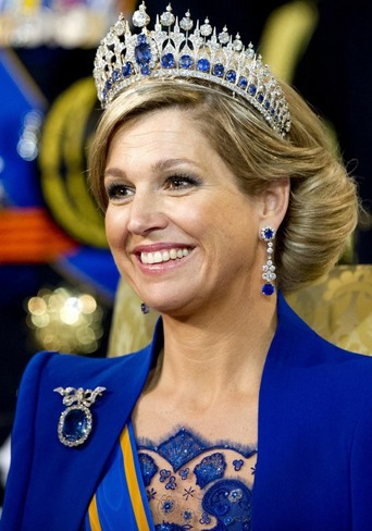 koningin maxima lacht lachend tijdens inhuldiging blauwe jurk 2013